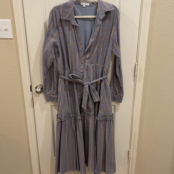 Ivy City Co Dresses & Skirts - Ivy city co button up and tie waist dress